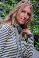 scarlett-gebreide-gestreepte-trui-grijs-lichtgeel-sweet-like-you-sienna-lookfoto-close-up-1