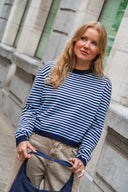 scarlett-gebreide-gestreepte-trui-donkerblauw-lichtblauw-sweet-like-you-sienna-lookfoto-vooraanzicht-1