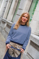 scarlett-gebreide-gestreepte-trui-donkerblauw-lichtblauw-sweet-like-you-sienna-lookfoto-vooraanzicht-4