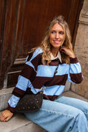 amber-gestreepte-gebreide-polo-trui-coffee-brown-bruin-lichtblauw-sweet-like-you-sienna-lookfoto-vooraanzicht-1