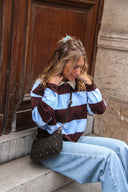 amber-gestreepte-gebreide-polo-trui-coffee-brown-bruin-lichtblauw-sweet-like-you-sienna-lookfoto-close-up-1