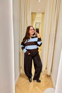 amber-gestreepte-gebreide-polo-trui-coffee-brown-bruin-lichtblauw-sweet-like-you-sienna-etalagefoto-vooraanzicht-1