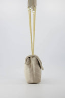 celine-suede-chevron-schoudertas-cream-sweet-like-you-productfoto-zijaanzicht-1