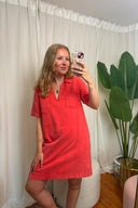 jill-denim-jeans-jurk-coral-sweet-like-you-model-vooraanzicht-2