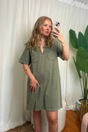 jill-denim-jeans-jurk-khaki-sweet-like-you-model-vooraanzicht-1