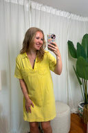 jill-denim-jeans-jurk-yellow-sweet-like-you-model-vooraanzicht-2