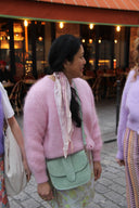 maan-suede-schoudertas-saliegroen-sweet-like-you-modelfoto-vooraanzicht-1