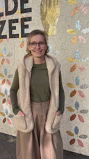 mountain-mouwloze-teddy-wollen-vest-met-capuchon-beige-yoko-wool-video-vooraanzicht-1