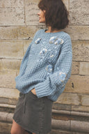 yasfinda-gebreide-trui-met-lange-mouwen-dusty-blue-model-vooraanzicht-3